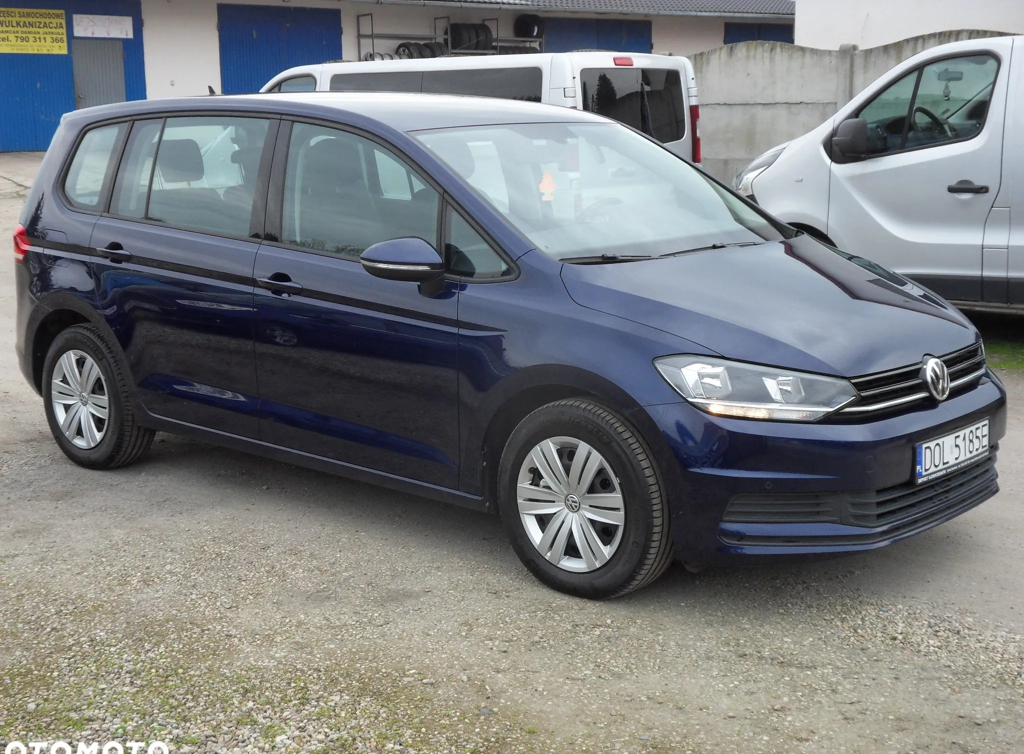 Volkswagen Touran cena 63960 przebieg: 144000, rok produkcji 2018 z Bodzentyn małe 254